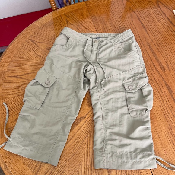 The North Face Khaki Bermuda Women Sz 6 barely used - Picture 1 of 7